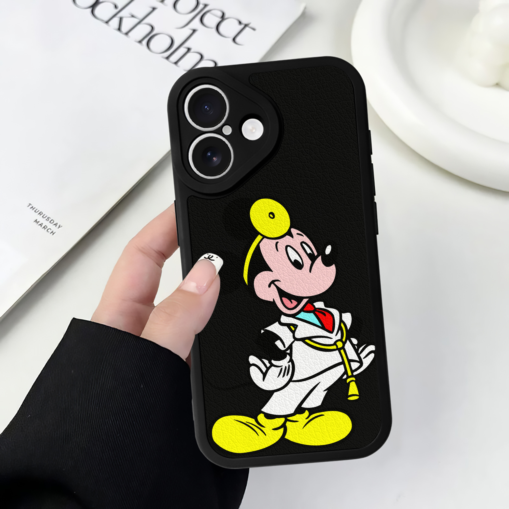 （画像用） ミッキーマウス Mickey Mouse 【iPhone 16シリーズ対応】シリコンスマホケース（レザー調） 材質：シリコン